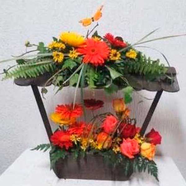 Arreglo Floral con Gerberas y Rosas Balcon