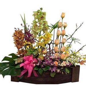 Arreglo Floral Crucero de Orquídeas y Rosas