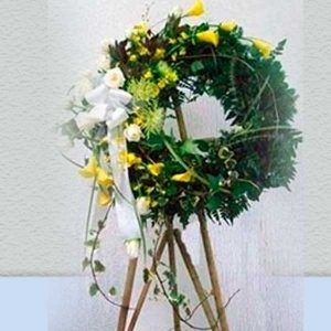Corona Fúnebre con Rosas y Flores Blancas Seth